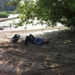 Siggs takes a break in the shade, mud is whoopin' his a$$ !!!