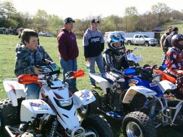 same my buddy brandon on blue blaster beside of me. about 10 min before extreme dirt series round 3 it was cold thats why i had a sweater on