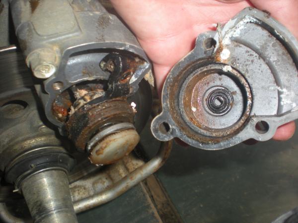 once I removed the caliper the first  thing i noticed was the corrosion then the pile of rust dust....... NO WONDER HALF OF THE GASKET WAS GONE!!!!!!!